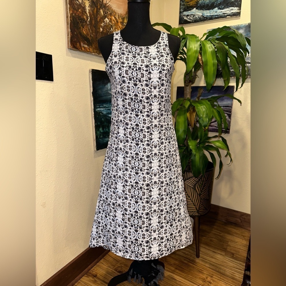 EUC LARRY LAVINE HIGH & LOW MAXI DRESS DARK BLUE AND WHITE ABSTRACTS. SZ S